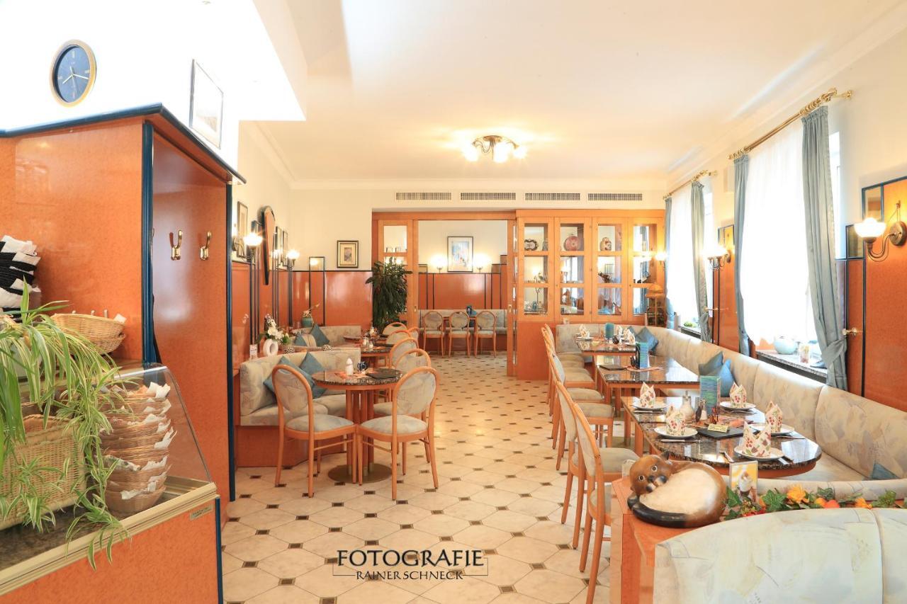 Cafe Am Donautor Hotel Kelheim Exterior foto